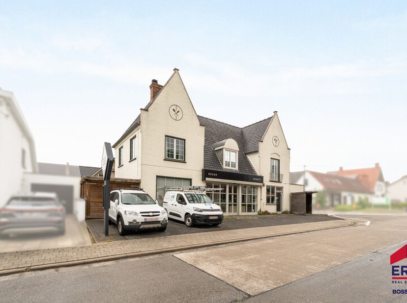 À vendre : commerce semi-mitoyen au centre de Waregem, situé Nieuwenhovestraat 56. Construit en 1955, ce bien bénéficie dun emplacement stratégique au