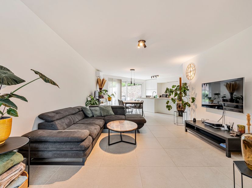 Energiezuinige woning met uitweg te koop in Lauwe<br />
Je betreedt de woning via de inkomhal met gastentoilet en komt vervolgens in de gezellige leef