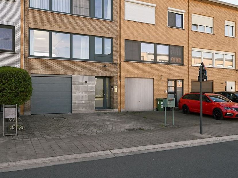 In een rustige woonstraat in Hoevenen bevindt zich deze goed onderhouden bel-etagewoning met drie slaapkamers, een ruime garage en een aangename tuin.