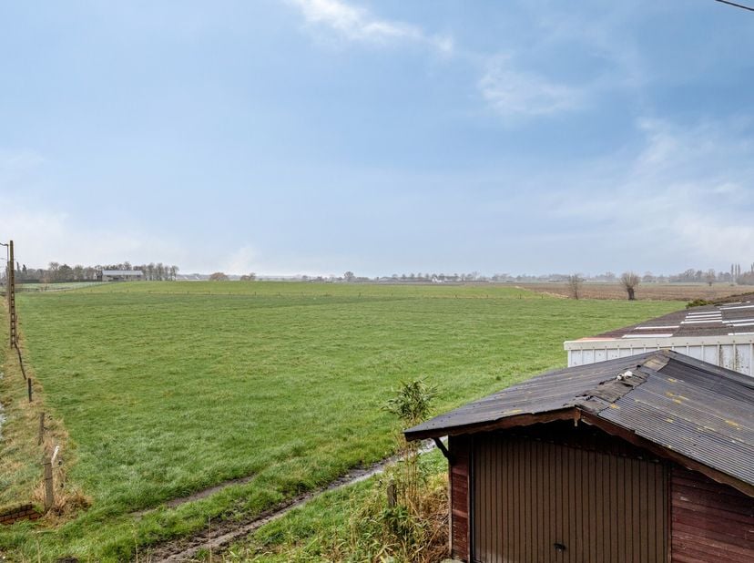 Langs de Provinciebaan in Koekelare treffen we deze 2 te renoveren / te slopen&amp;nbsp;woningen met loods.<br />
De eigendom geniet prachtige vergezichte
