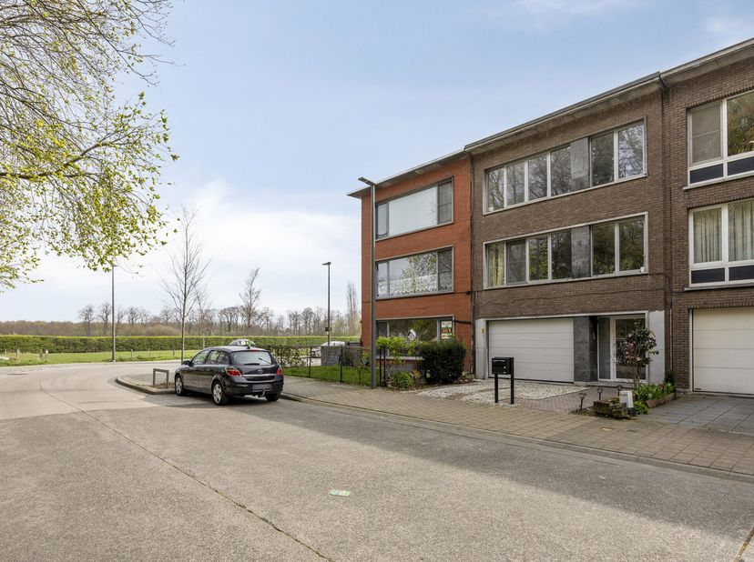 Meteen een afspraak? Bel rechtstreeks met de eigenaar 0485 19 12 70<br />
Meer info? Surf naar https://koningsarendlaan88.hellohome.be/<br />
In het h