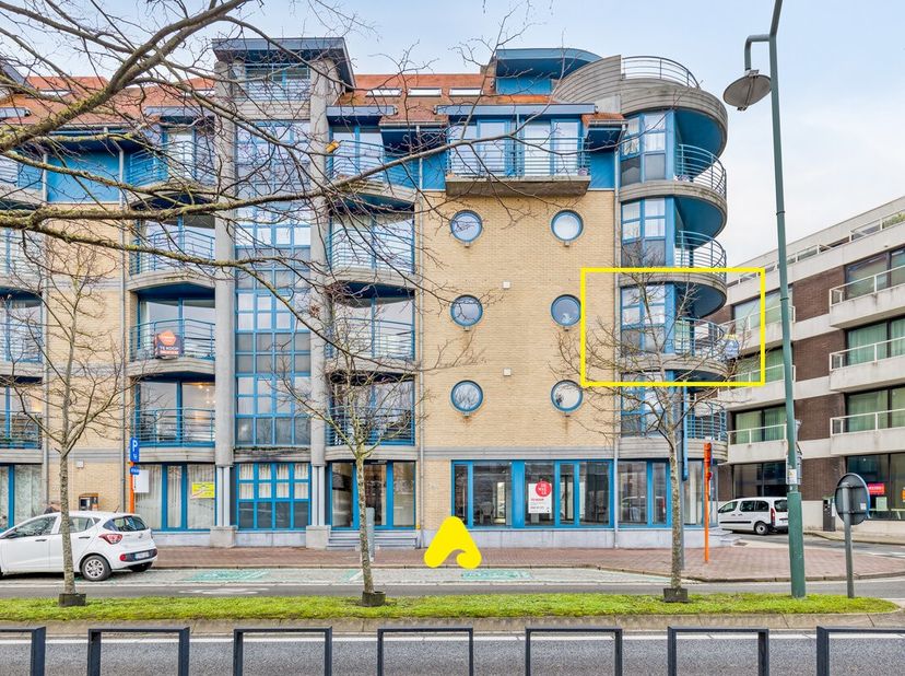 Découvrez cet appartement lumineux au 5ᵉ étage de la moderne Résidence Pier Kloeffe. L’appartement dispose d’un hall d’entrée spacieux et de deux cham