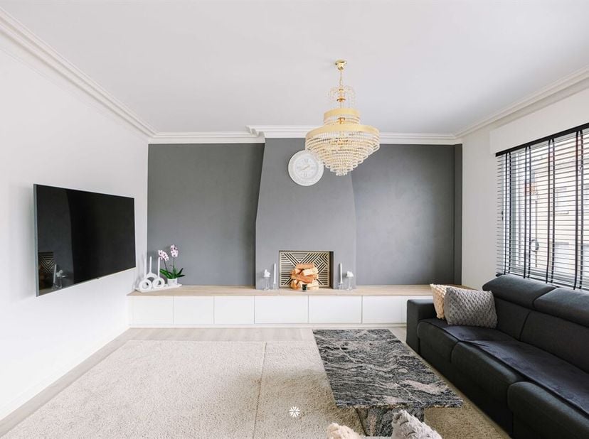 Bent u op zoek naar ruimte, comfort en een uitstekende ligging? Dan zal dit volledig gerenoveerde appartement u ongetwijfeld weten te bekoren. Hier ge
