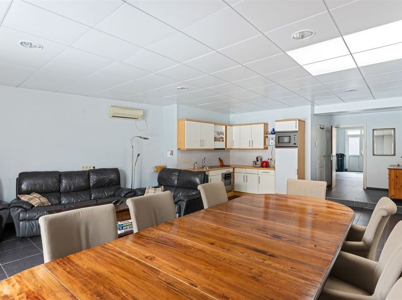 Op zoek naar ruimte, comfort én een uitstekende ligging? Dan is dit indrukwekkend appartement van maar liefst 211 m² precies wat u zoekt. Gelegen op e