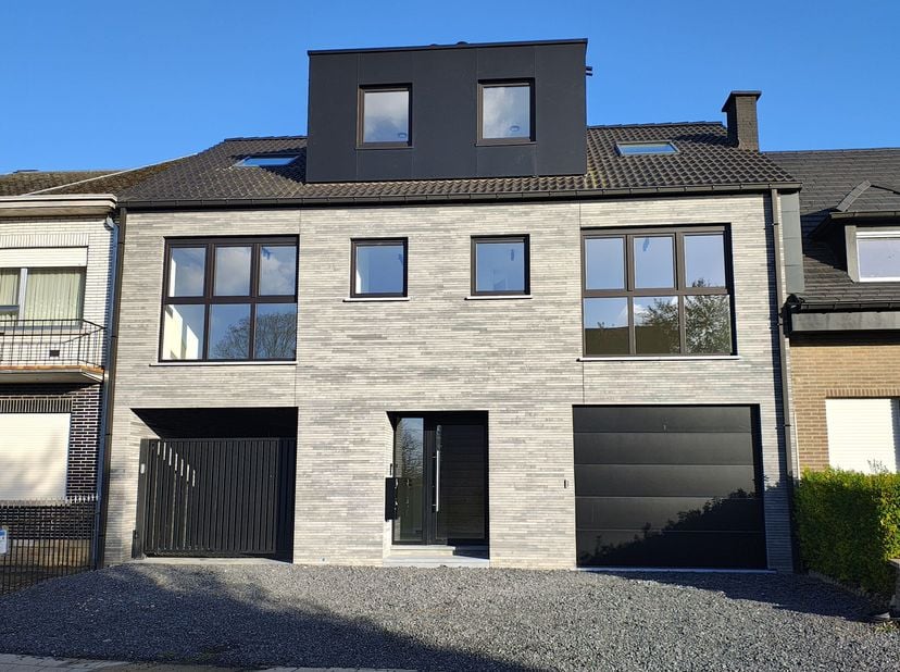 STER Immobiliën biedt u een nieuw energiezuinig 3 slaapkamer appartement met één autostaanplaats aan, gelegen in het centrum van Pamel. Het duplex app