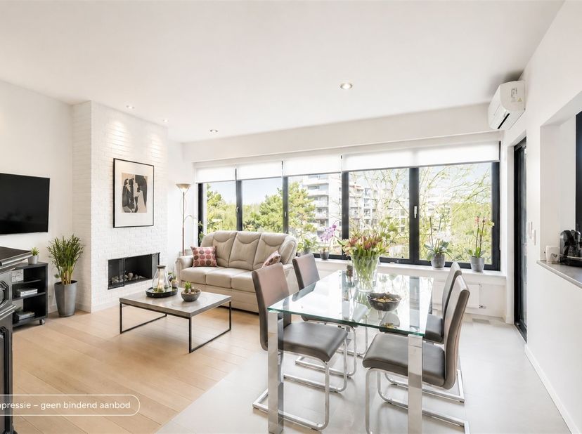 Bent u op zoek naar een ruim, lichtrijk 3 slaapkamer appartement waar u meteen kunt intrekken? Dan is dit verzorgde appartement van 125 m² zeker een b