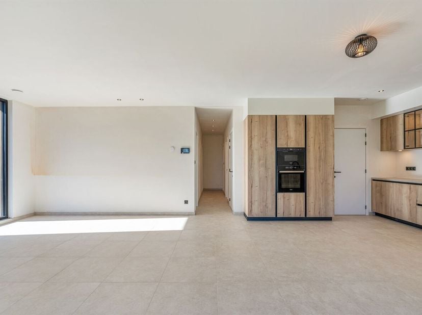 Openhuizendag op zaterdag 13 Juni van 12u30 - 13u30. <br />
Moderne nieuwbouwwoning met 2 slaapkamers te koop.<br />
Deze laagbouwwoning combineert mo