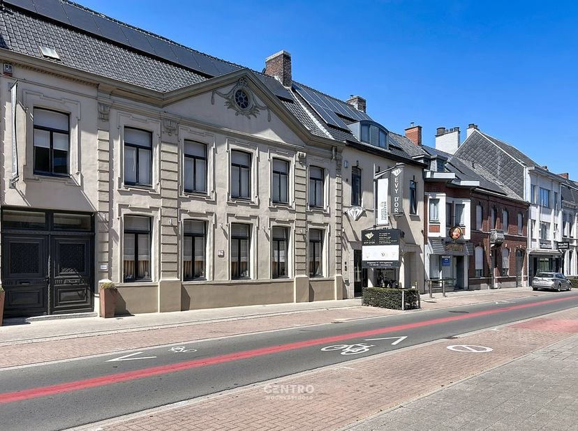 Benaderende OPPERVLAKTEN:<br />
Constructie - bewoonbare oppervlakten<br />
Herenhuis: 348 m²<br />
<br />
Grondoppervlakte<br />
Totale grondoppervla