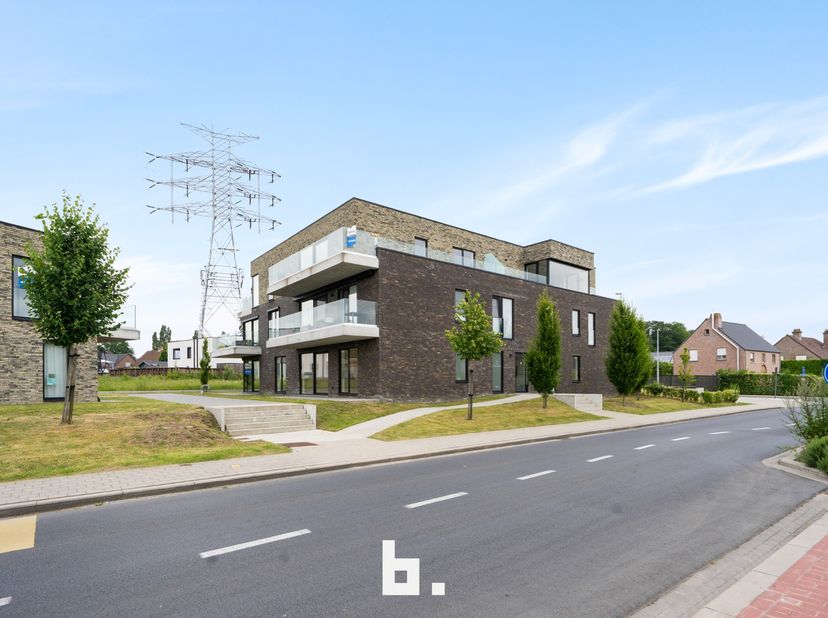 Op een boogscheut van het centrum van Beveren-Roeselare bevidt zich de stijlvolle residentie 't Hof van Deynze. Deze kleinschalige nieuwbouwresidentie