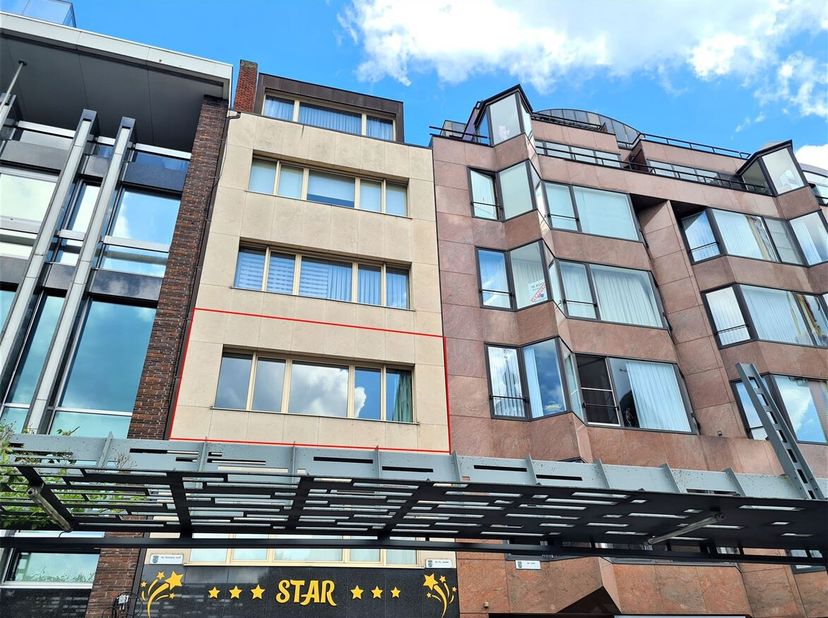 Spacieux appartement de 2 chambres avec terrasse sur la Grand-Place de Turnhout<br />
Situation : Cet appartement bénéficie d'un emplacement privilégi