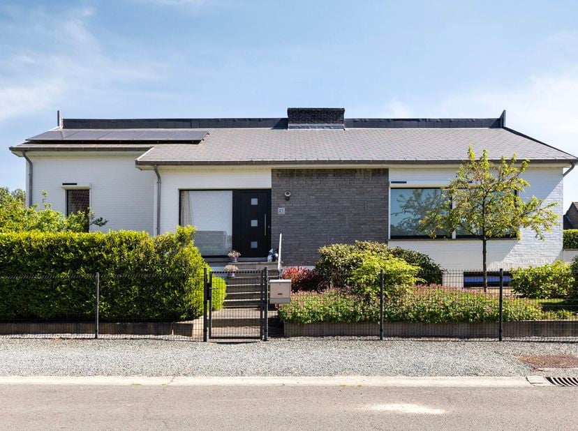 Villa entièrement rénovée située dans un quartier résidentiel calme, bénéficiant d’une excellente situation à proximité des écoles, commerces, transpo