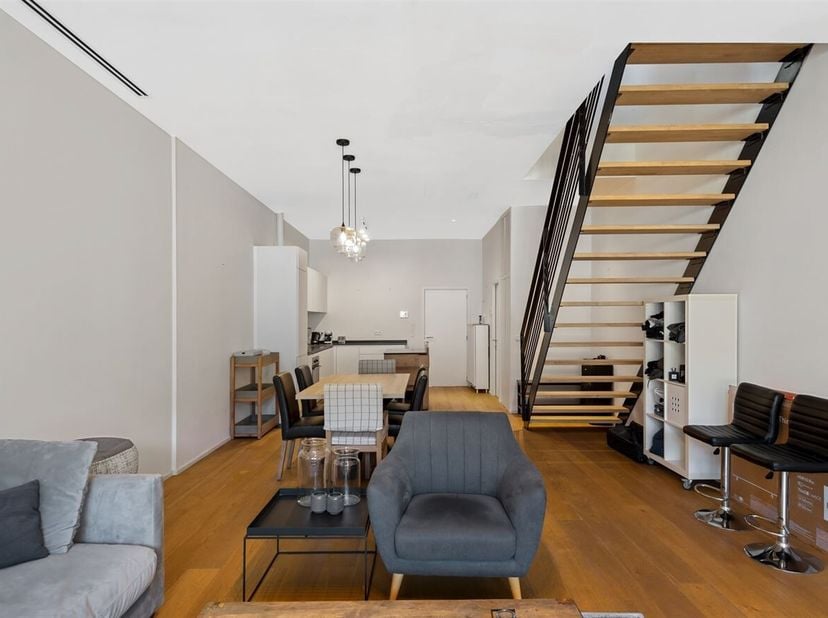 Instapklaar duplex appartement (107 m²) te koop!<br />
Ligging: Dit instapklaar duplex appartement is zeer centraal gelegen. Het stadscentrum en centr