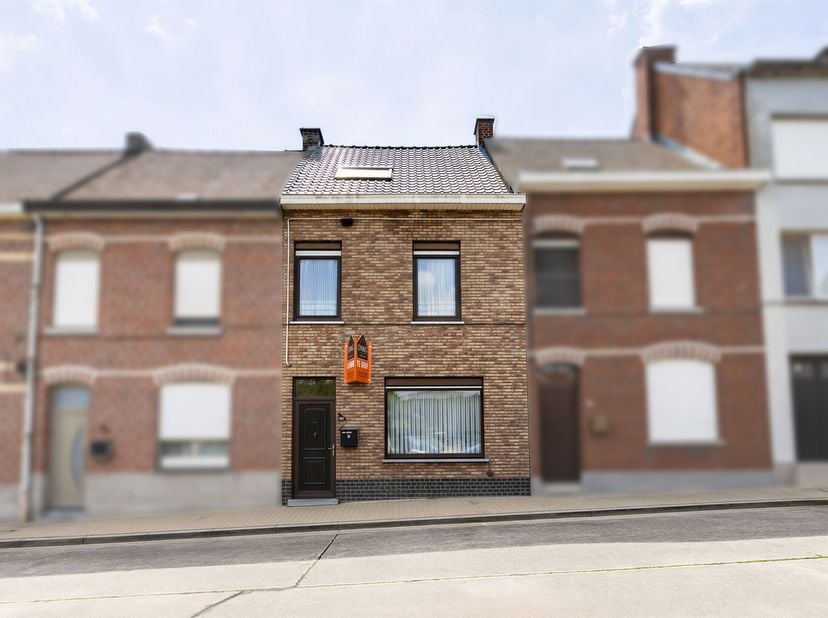 Deze woning met tuin en aparte garage biedt tal van mogelijkheden en is de ideale starterswoning of een interessante investering. Dankzij de vlotte be