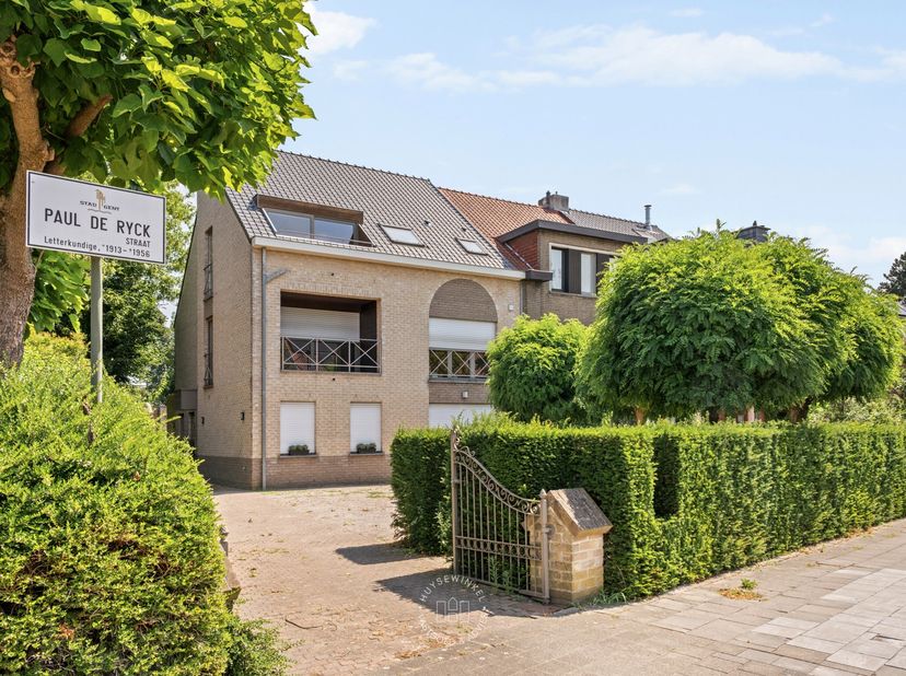Dit instapklare appartement is gelegen in een kleinschalige residentie te Sint- Amandsberg. Dit op fietsafstand van centrum Gent alsook in de nabijhei