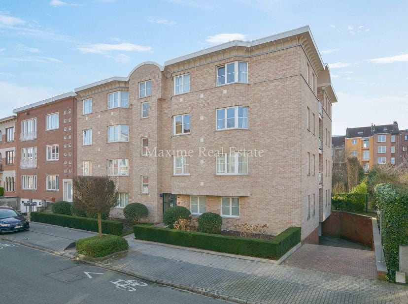 Maxime Real Estate vous présente un superbe appartement spacieux et très lumineux dans un quartier calme près du Chant d'Oiseau. <br />
Celui-ci se si