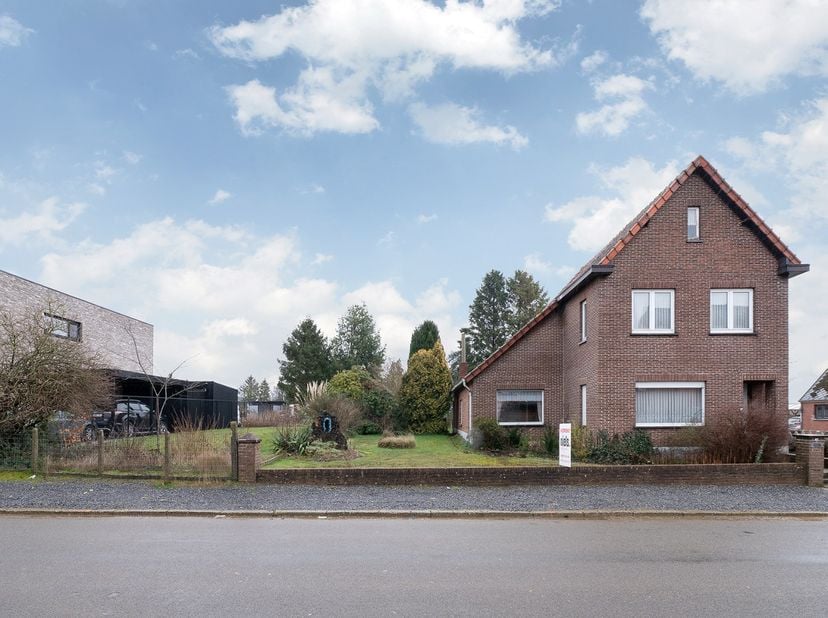 Het huis is gelegen op een perceel van ongeveer 10 are met een straatbreedte van ongeveer 28m.<br />
Hierdoor zijn er verschillende mogelijkheden: ren