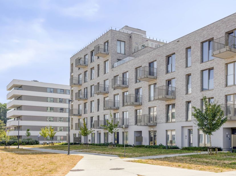 Op zoek naar een moderne en comfortabele plek om te wonen? Dit prachtige appartement aan het Novaretzpad in de groene zuidrand van Gent biedt precies