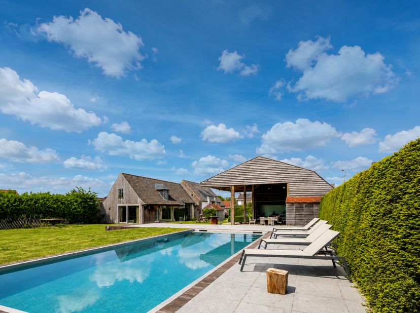Karaktervolle gerenoveerde hoeve met zwembad en wijngaard op 4.700 m² te Vurste.<br />
<br />
Deze voormalige hoeve, gelegen te Vurste, werd in 2009 k