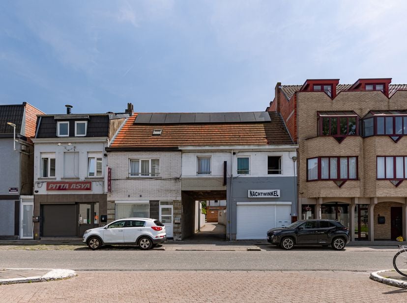 Bent u op zoek naar een ruim en veelzijdig commercieel pand met tal van mogelijkheden in het centrum van Wetteren? Dan is dit eigendom zeker een bezoe