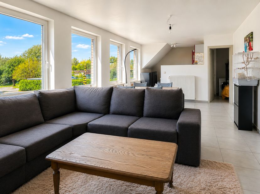 Met 3 slaapkamers, waaronder een bijzonder ruime master bedroom op de bovenverdieping, biedt deze verzorgde duplex in Edelare aanzienlijk meer ruimte
