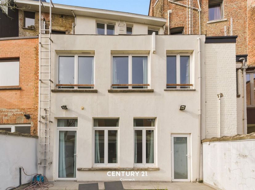 In de Riddersstraat te Leuven, nabij de Vaartkomsite, het groene Sluispark, de Keizersberg en Gasthuisberg bieden wij u deze uiterst ruime gezinswonin