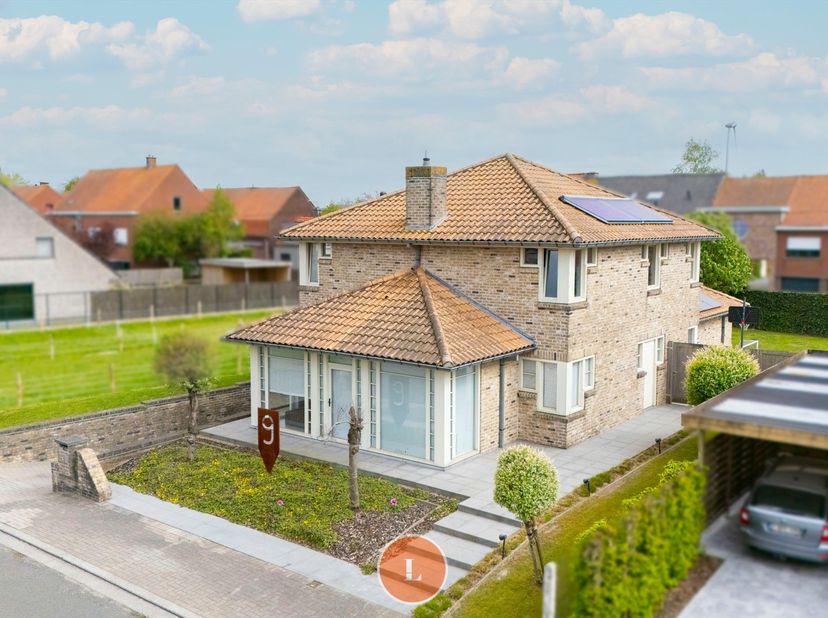 Deze instapklare villa met garage en tuin bevindt zich op een uitstekende ligging in Menen: net buiten het centrum, maar toch uiterst centraal. Gelege