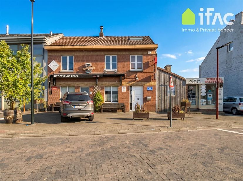 Schitterend gelegen en zeer gekende horecazaak te koop in het centrum van Ottenburg, bestaande uit een café, appartement met 2 slaapkamers, prachtige