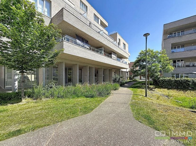 Voir la visite virtuelle de cet appartement sur le site de Co Immo.<br />
Appartement prêt à l'emploi avec terrasse et sous-sol situé à Tirlemont, Wol