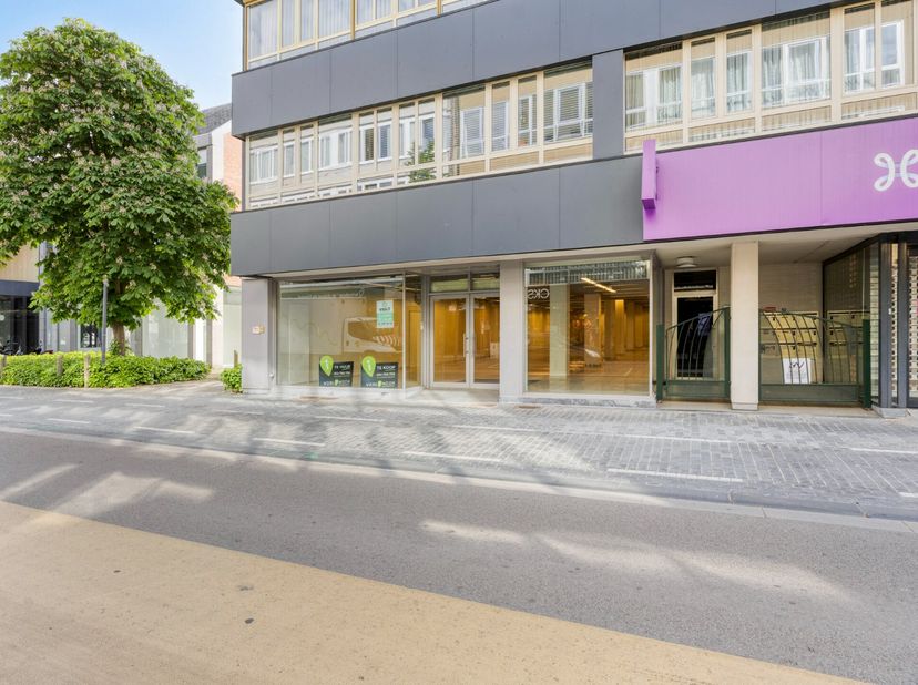 Bien professionnel à vendre
                    à 2400 Mol
