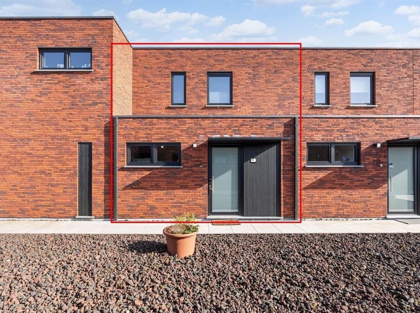 Energiezuinige nieuwbouwwoning met 3 slaapkamers, tuin en 2 ondergrondse autostaanplaatsen<br />
Welkom in deze hoogwaardig afgewerkte nieuwbouwwoning