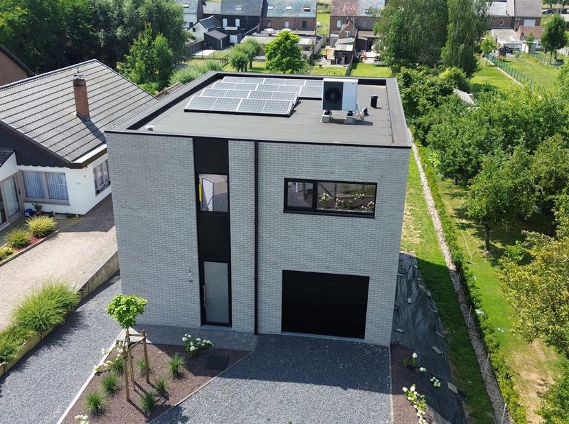 MAISON BEN PRÊTE À EMÉNAGER AVEC CAVE, GARAGE ET JARDIN ENSOLEILLÉ À ASPELARE<br />
Prix demandé : 514 000 euros<br />
<br />
C'est dans la paisible