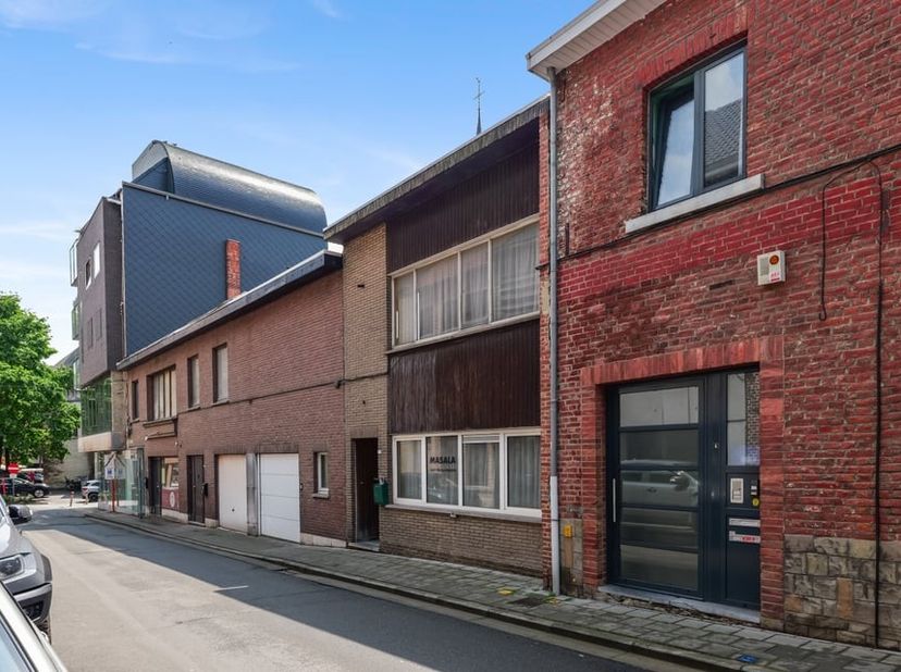 Vlakbij het gezellige stadscentrum van Sint-Truiden kunnen we dit te renoveren pand terugvinden in de Kazernestraat ter hoogte van nummer 2C.<br />
Gr