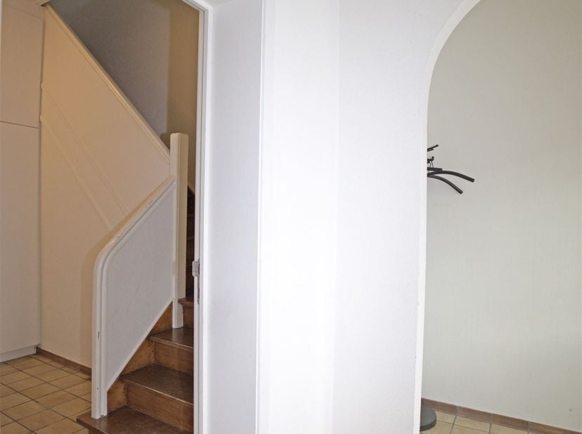 Via een ruime inkomhal met vestiaire en inbouwkasten, komt men in het woongedeelte.<br />
Dit bestaat uit een ruime living, een eetkamer, een leefleu