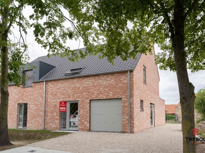 Ben je op zoek naar een moderne en energiezuinige gezinswoning in een rustige, kindvriendelijke omgeving? Dan is deze nieuwbouwwoning in de Merelstraa