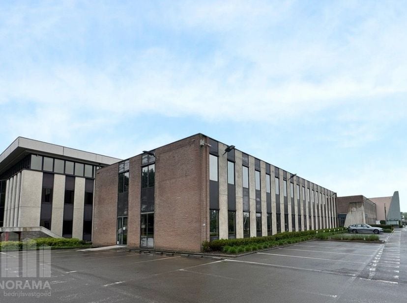 Cet espace de bureaux d’une superficie totale de 1.470 m², complété par 607 m² d’espace de stockage, est idéal pour les entreprises à la recherche d’u