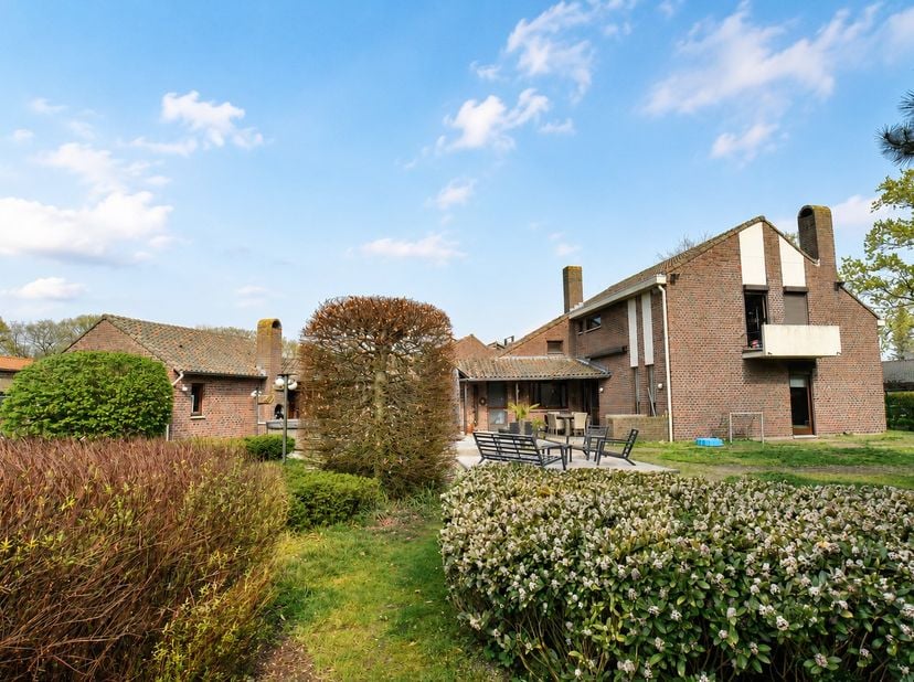 Royale gezinswoning met 4 slaapkamers op toplocatie, inclusief naastliggend perceel grond.<br />
<br />
In een rustige, bosrijke woonomgeving, op wand