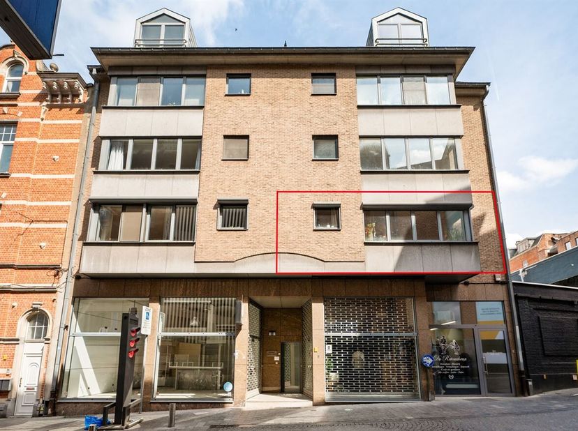 Gelegen in de P.J. Van Benedenstraat bevindt dit appartement zich in een levendige en uiterst centrale stadsomgeving. Op wandelafstand van de Bondgeno