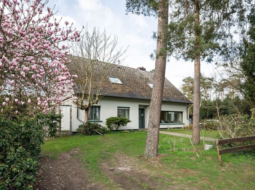 Dans une rue calme de Grobbendonk, sur Eekhoutstraat, se trouve cette maison familiale très spacieuse avec beaucoup de potentiel. La propriété est sit