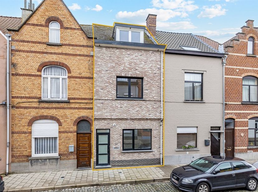 Grotendeels gerenoveerde en instapklare woning uit 2026, rustig gelegen in een aangename woonwijk op wandelafstand van het centrum en het station.<br