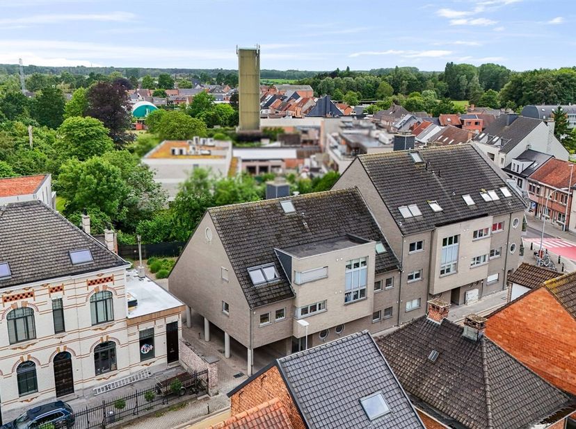 Centraal gelegen dakappartement met zonneterras te Stekene<br />
Gelegen pal in het centrum met alle nodige voorzieningen op wandelafstand.<br />
Dit
