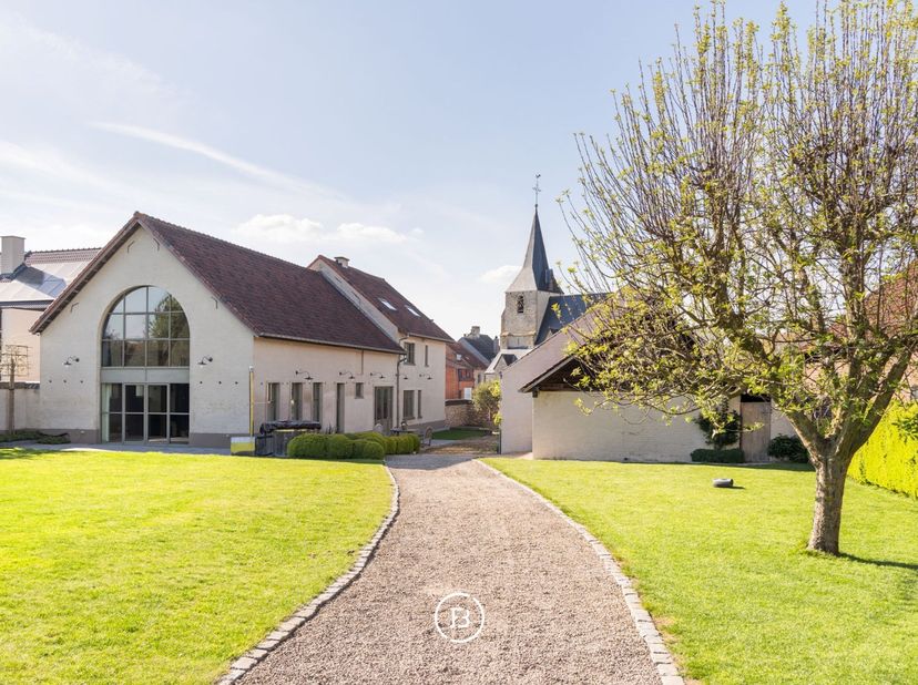 Wonen in alle rust, omringd door groen, met ruimte om je leven en werk zelf vorm te geven. Deze grondig vernieuwde hoeve in Meise biedt je precies dat