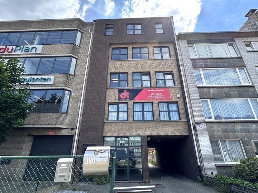 124m² gemeubeld kantoor op derde verdieping<br />
Ligging: aan Bisschoppenhoflaan (N120) in Deurne-Noord, vlot bereikbaar via stadsring R1 en met het
