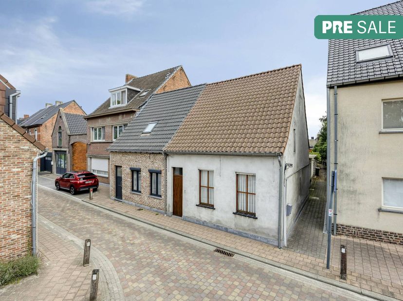 Op zoek naar een charmant huisje dat je helemaal naar je hand kan zetten? Deze halfopen bebouwing in Kalken is misschien wel het ideale project voor w