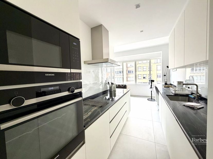 Bien présenté par Debora Peruch Tel : 0476/71.28.17 ou debora.peruch@victoire.be<br />
Victoire Junot vous propose cet élégant appartement 2 chambres,