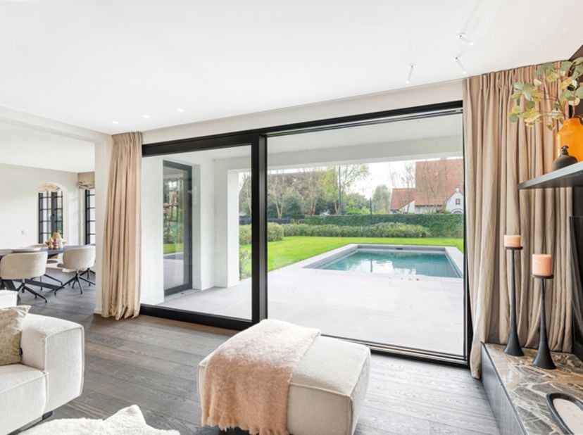 Zonnige, volledig vernieuwde villa met zwembad in het Zoute<br />
Op een absolute toplocatie in het residentiële Zoute, rustig gelegen in een doodlope
