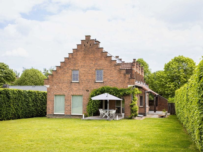 Cette villa prête à emménager se distingue par son espace, son confort et sa qualité. Elle est parfaite pour les familles, les familles recomposées, l