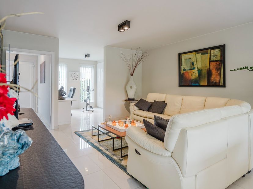 Deze instapklare gezinswoning met een bewoonbare oppervlakte van 240 m² combineert ruimte, comfort, wellness en uitstekende energieprestaties. Met een