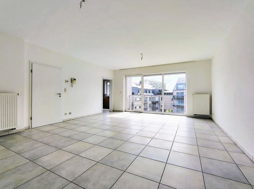 WOLUWE-SAINT-LAMBERT, vlak bij het winkelcentrum van Woluwe en de Europese school. Mooi APPARTEMENT (2 slaapkamers/2 badkamers) van ± 104 m² met TERRA