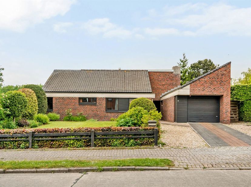 Spacieuse maison 4 façades avec 3 chambres.<br />
La propriété dispose dun jardin ensoleillé, dun garage et de nombreux équipements économes en énergi