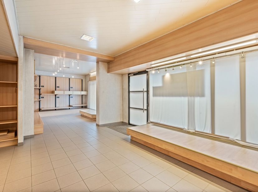 Ce bien commercial polyvalent avec un logement spacieux est situé dans un excellent emplacement commercial. Grâce à la combinaison de logement et de t